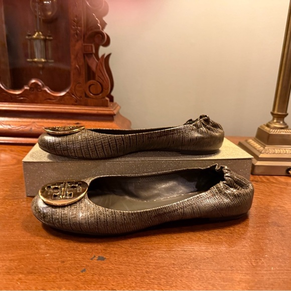 Tory Burch Gold Snakeskin Embossed Leather Reva Logo Ballerina Flats Size 9.5 - Picture 5 of 15